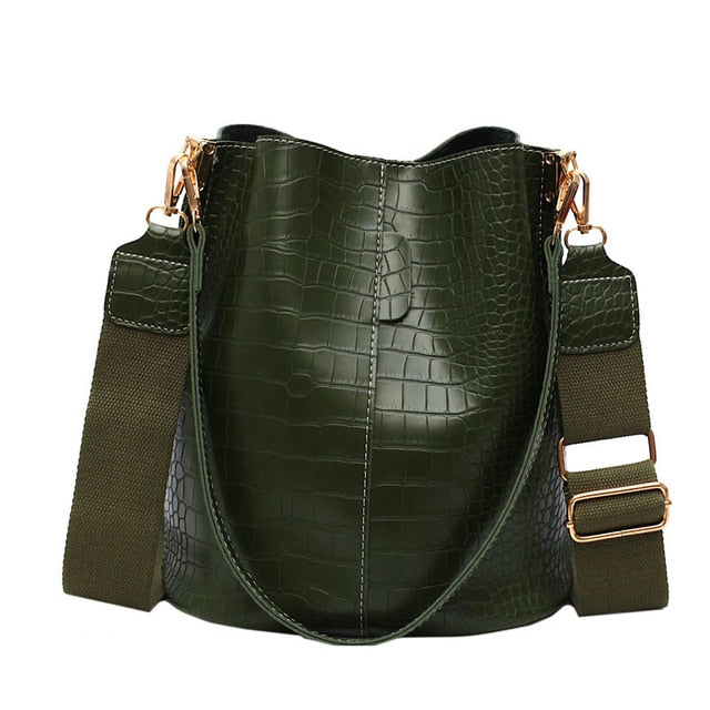 This stylish single shoulder bucket handbag offers timeless design and superior craftsmanship