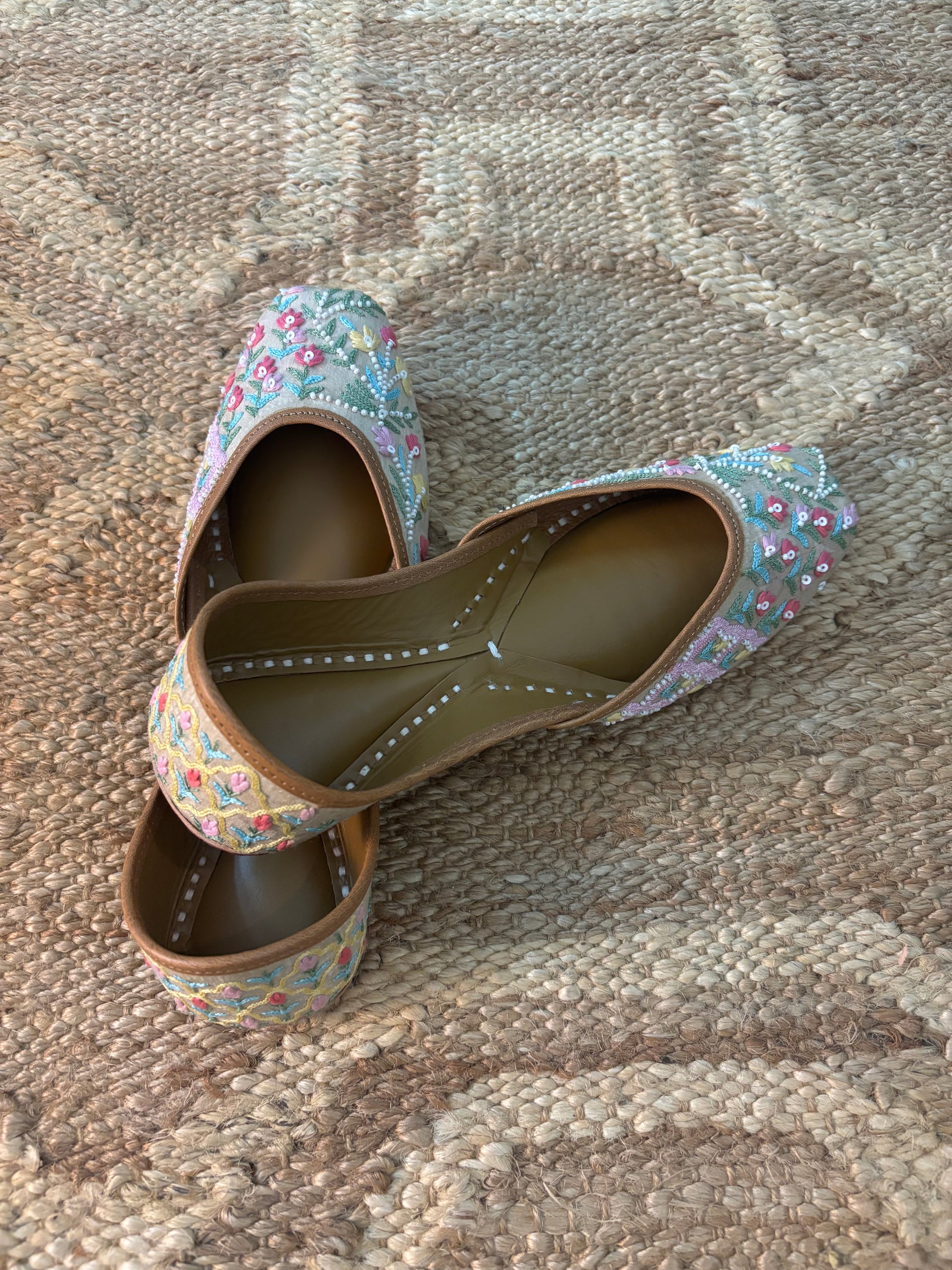 🌸 Meadow Bloom – Hand-Embroidered Jutti 🌸
