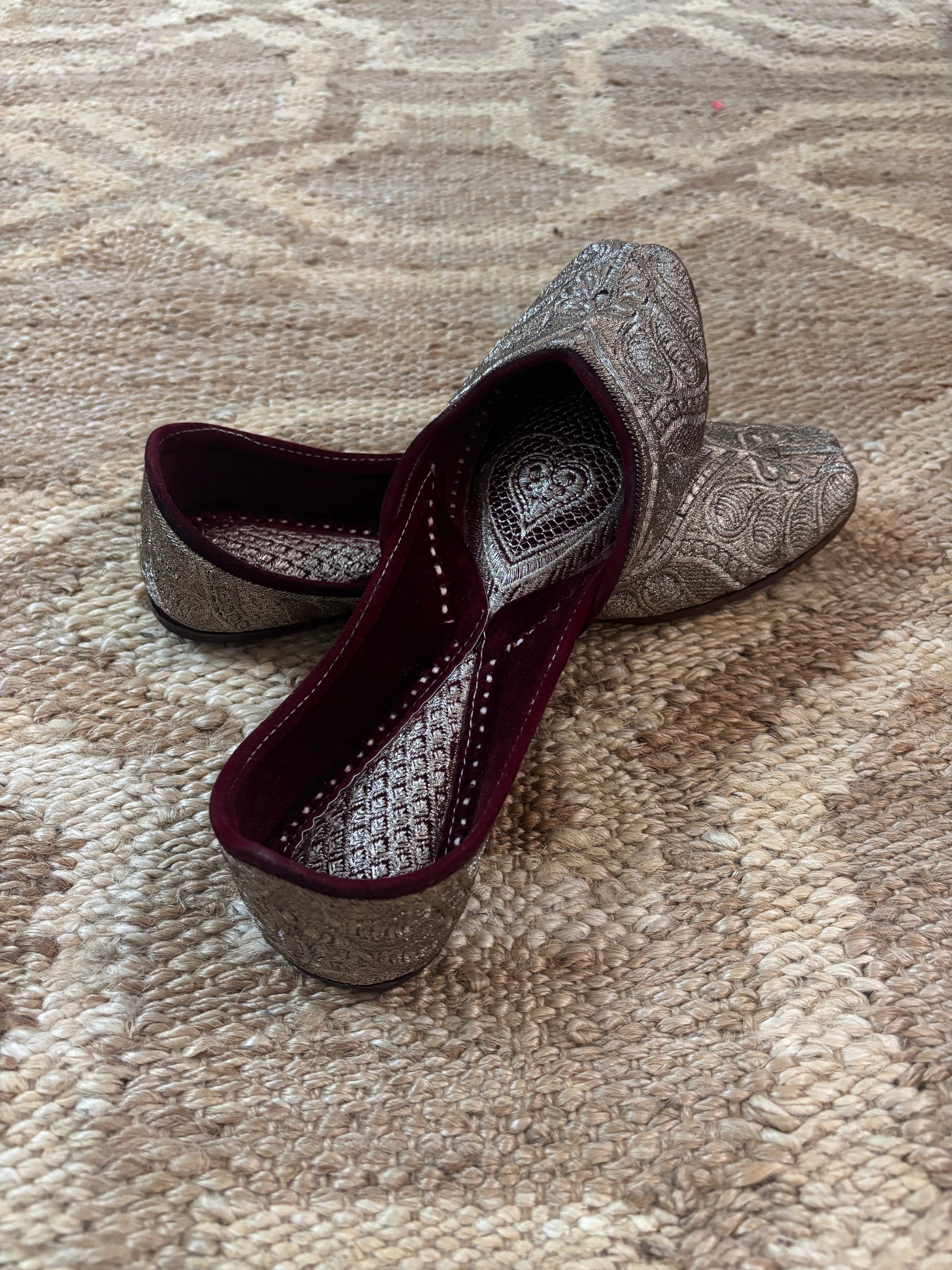 ✨ Royal Maroon – Handcrafted Jutti ✨