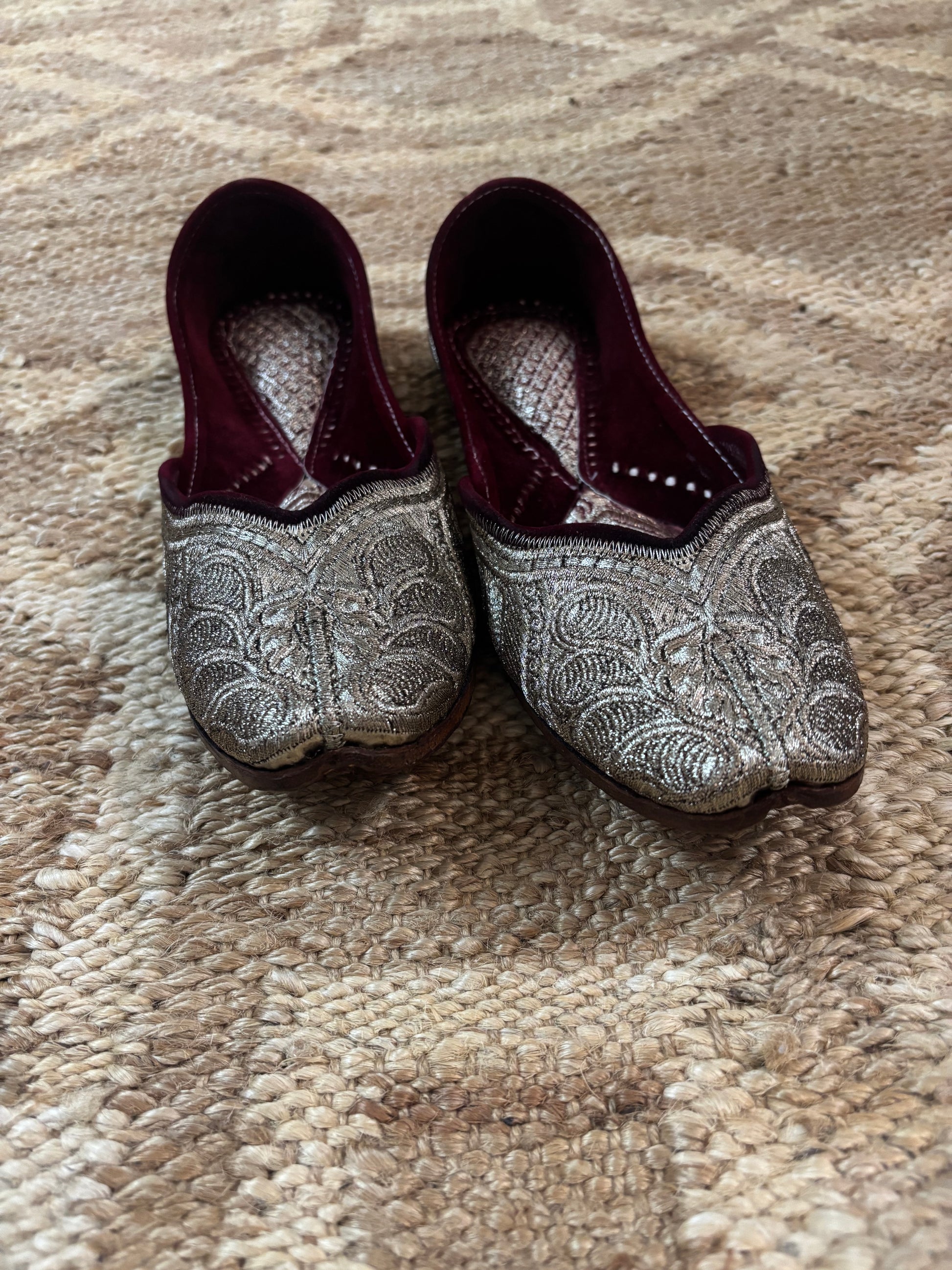 ✨ Royal Maroon – Handcrafted Jutti ✨