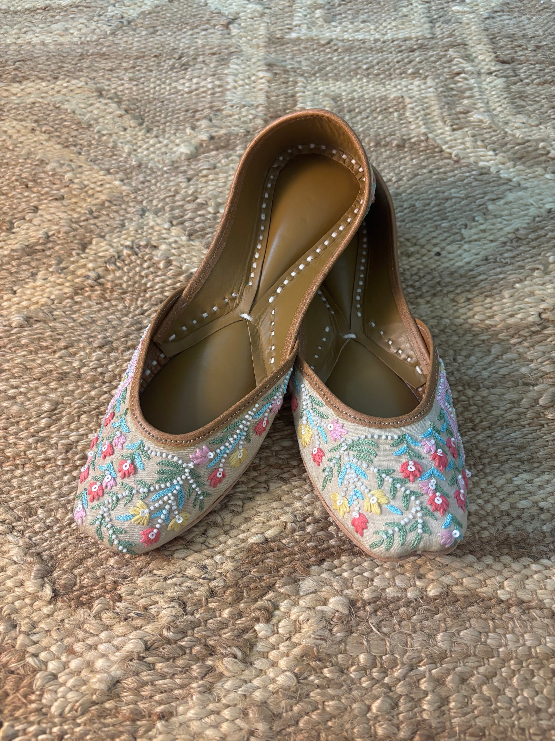 🌸 Meadow Bloom – Hand-Embroidered Jutti 🌸