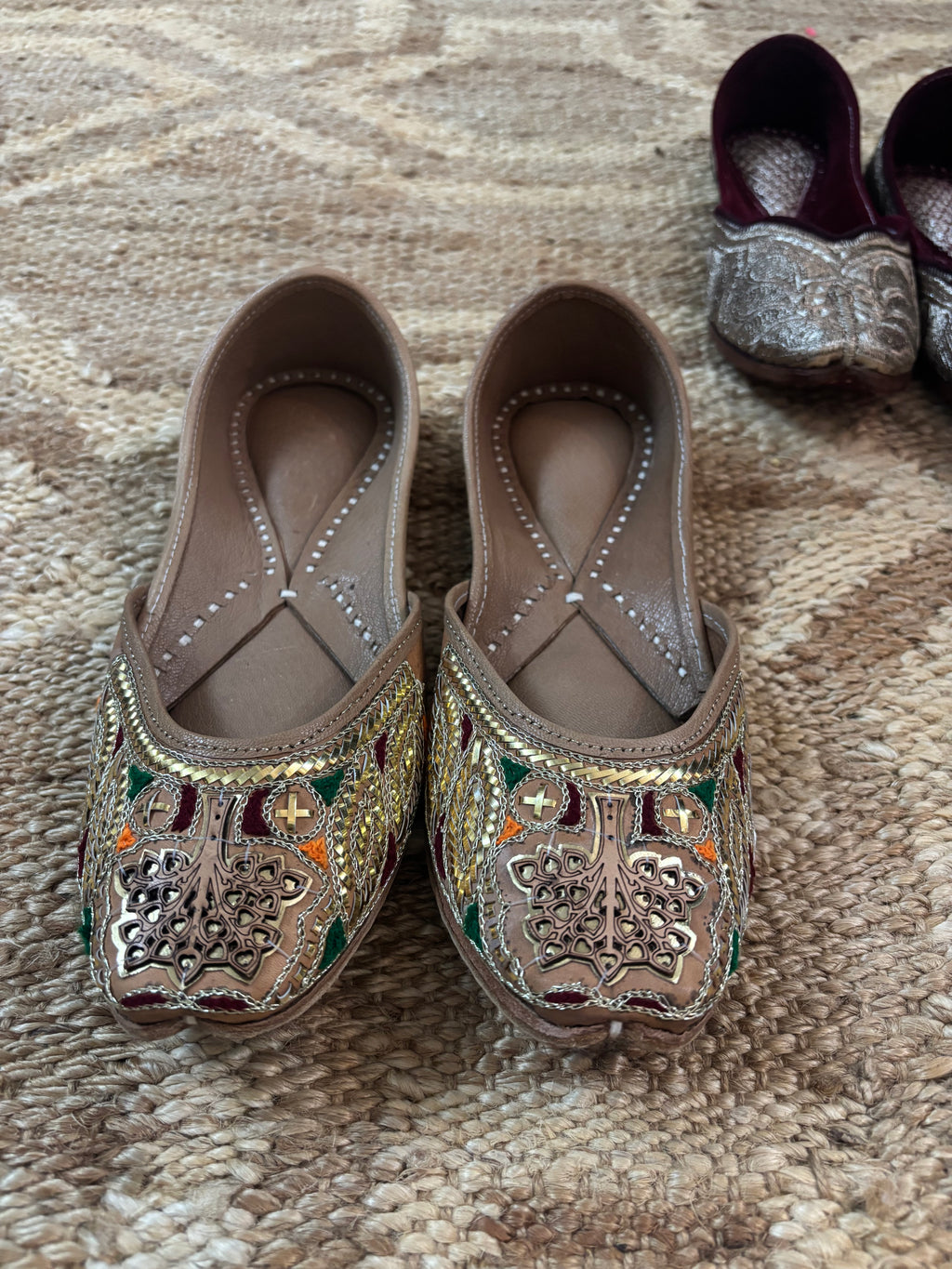🌟 Regal Heritage – Hand-Embroidered Jutti 🌟