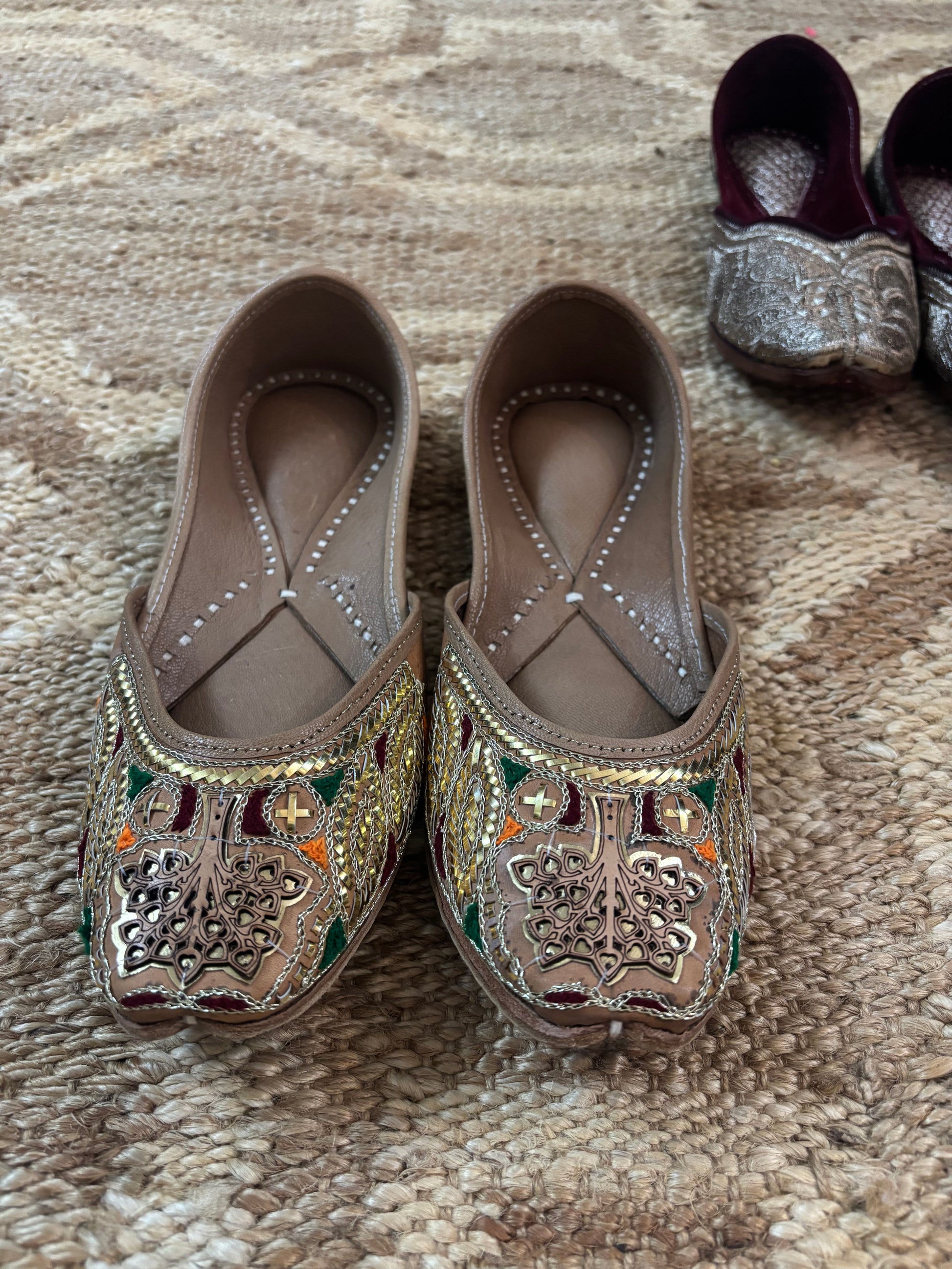 🌟 Regal Heritage – Hand-Embroidered Jutti 🌟