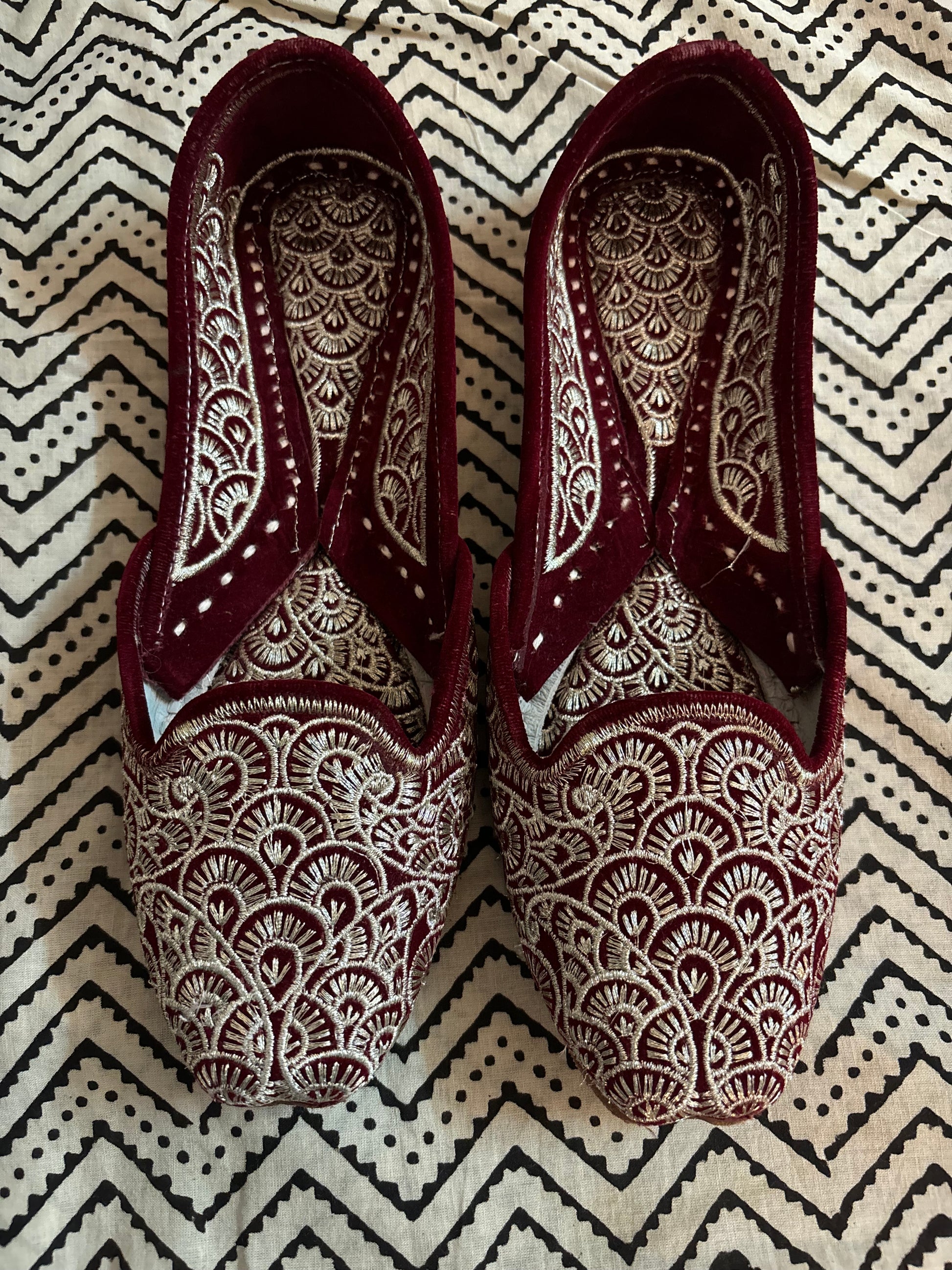 ✨ Maroon Regal – Handcrafted Jutti ✨