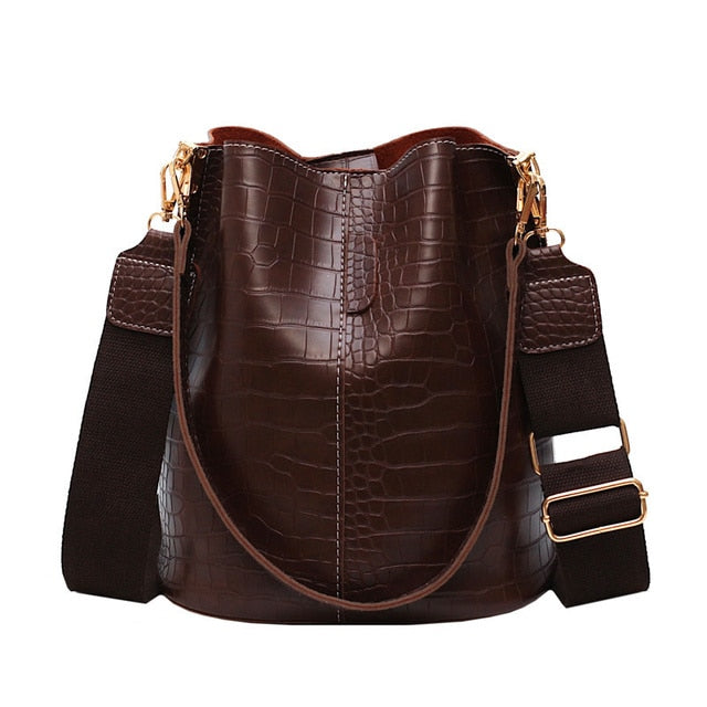 This stylish single shoulder bucket handbag offers timeless design and superior craftsmanship