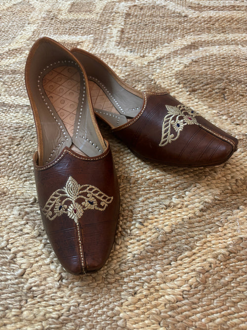Aariz Regal Embroidery Jutti
