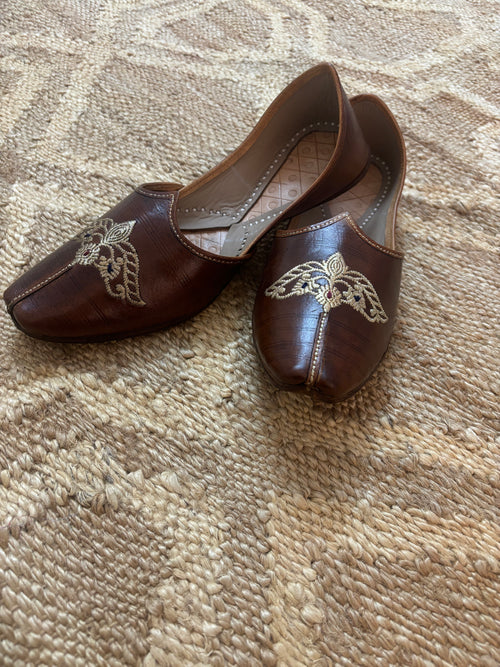 Aariz Regal Embroidery Jutti