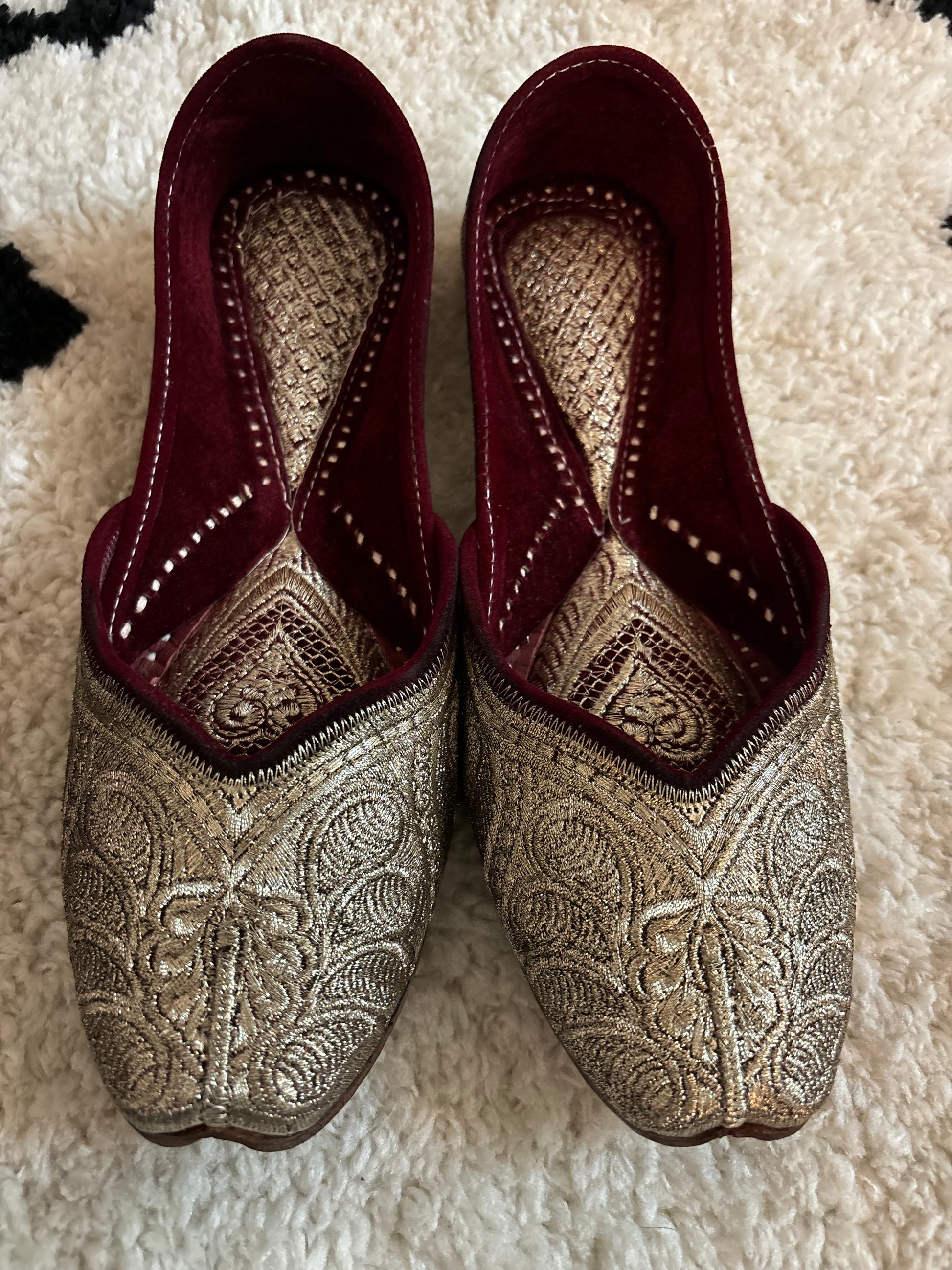 ✨ Royal Maroon – Handcrafted Jutti ✨