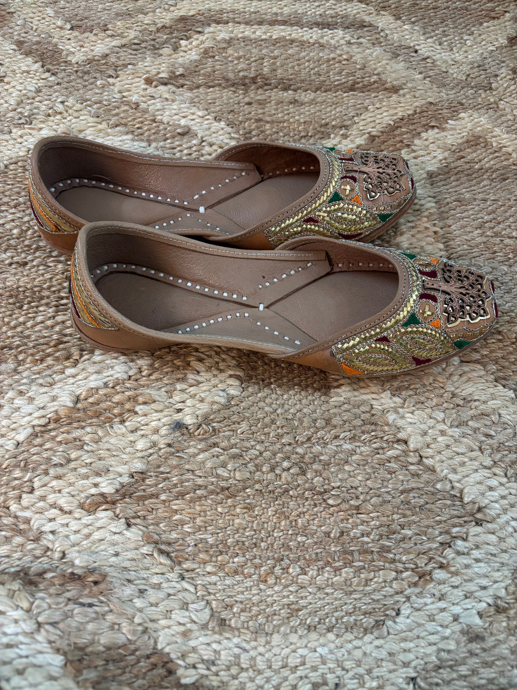 🌟 Regal Heritage – Hand-Embroidered Jutti 🌟