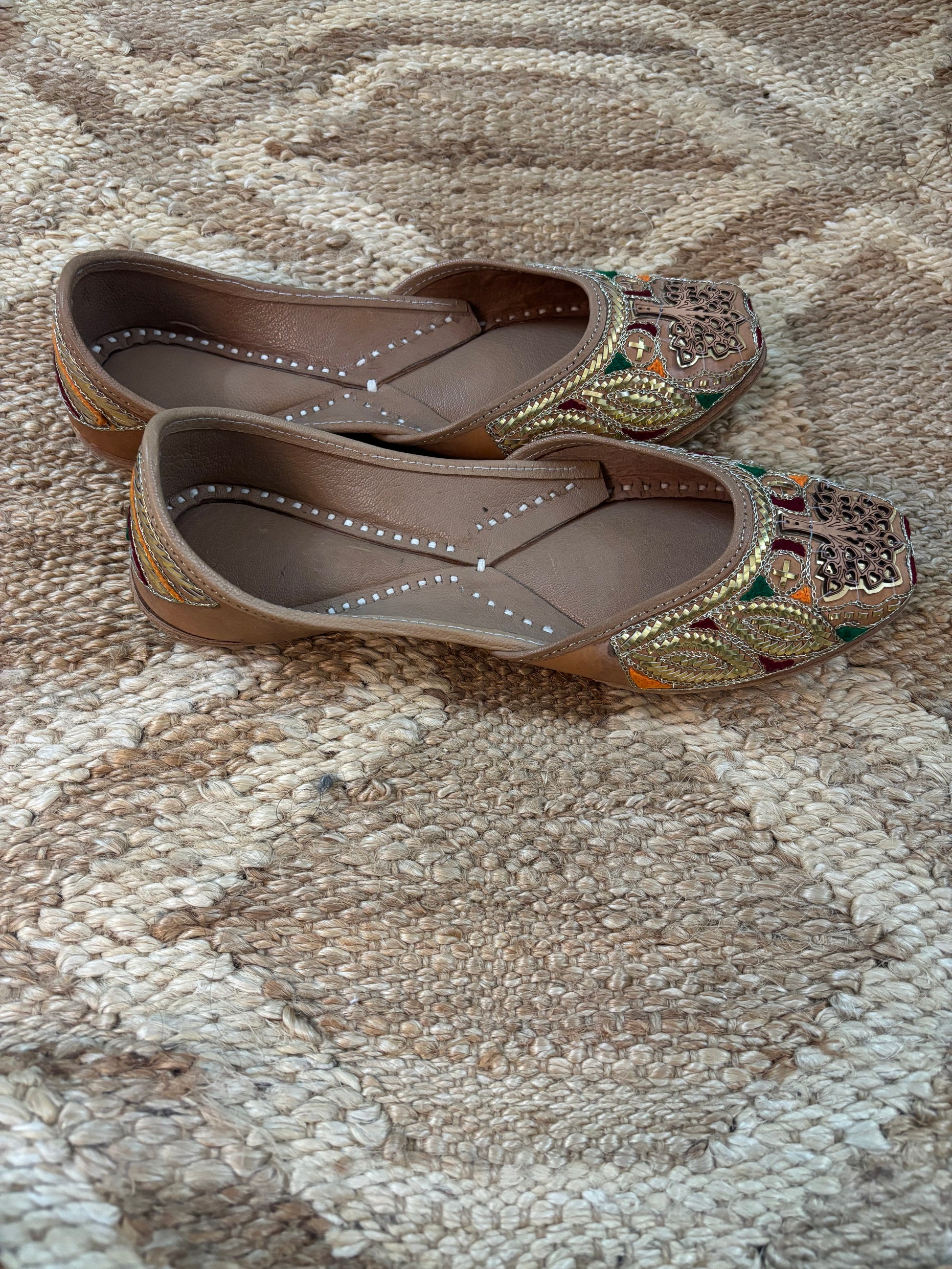 🌟 Regal Heritage – Hand-Embroidered Jutti 🌟