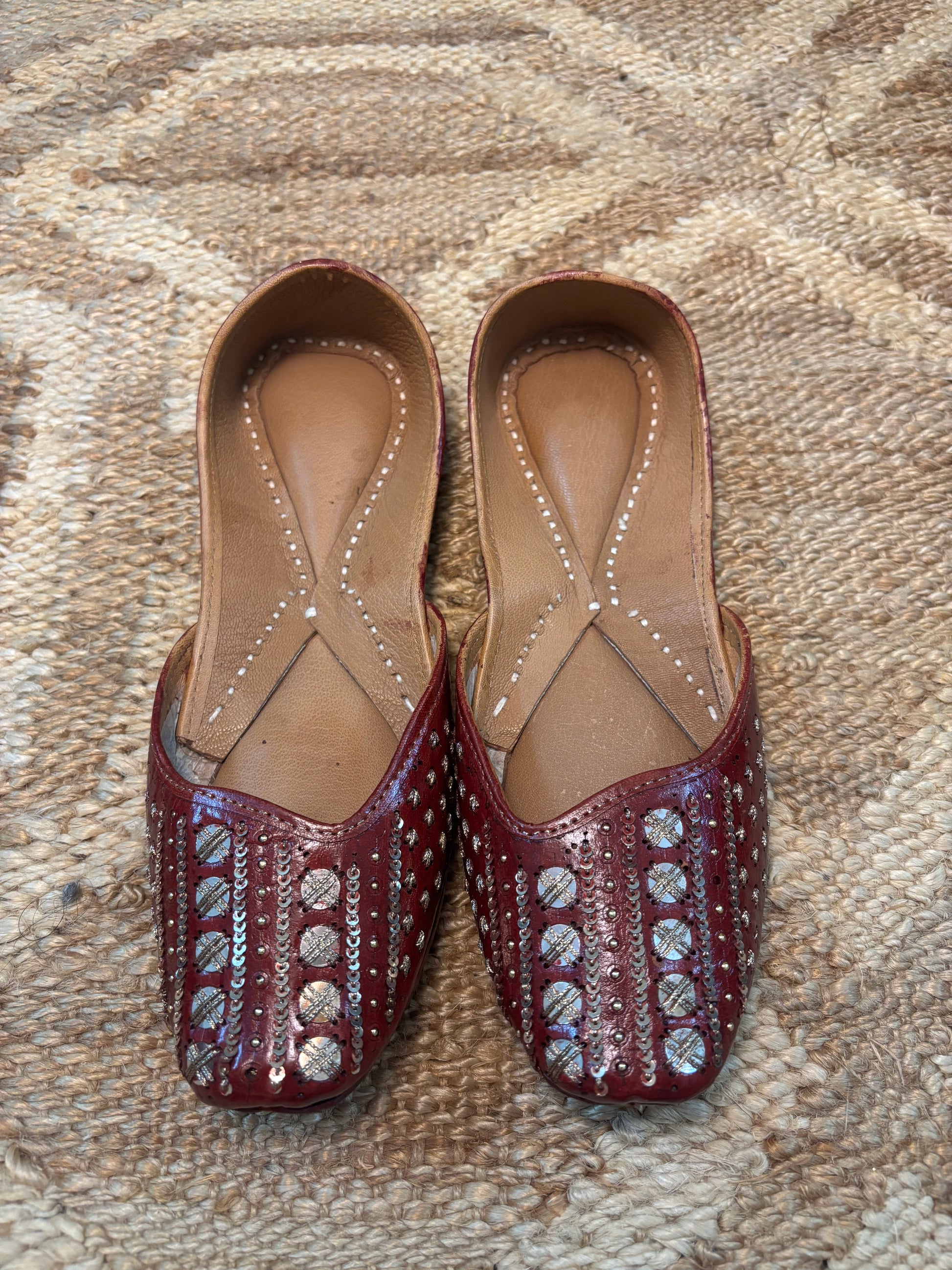 ✨ Royal Gleam – Handcrafted Punjabi Jutti ✨